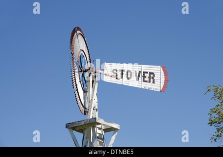 Michigan, Dearborn. Greenfield Village, Pietra Miliare Storica Nazionale. Classic Vintage il mulino a vento di Stover. Foto Stock