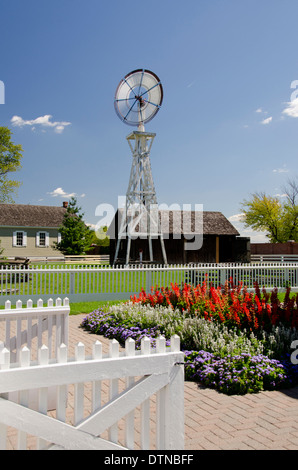 Michigan, Dearborn. Greenfield Village, Pietra Miliare Storica Nazionale. Classic Vintage il mulino a vento di Stover. Foto Stock