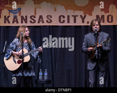 Kansas City, Missouri, Stati Uniti d'America. Xx Febbraio 2014. Il ROYS eseguire al 2014 Folk Alliance Conferenza. Il raduno annuale è uno dei cinque più grandi conferenze di musica in Nord America, portando insieme circa 2.000 iscritti provenienti da tutto il mondo, compresi i musicisti, registrare i dirigenti dell'azienda, gli editori di musica, agenti e manager dal mondo della musica popolare e le radici della musica. Credito: Brian Cahn/ZUMAPRESS.com/Alamy Live News Foto Stock