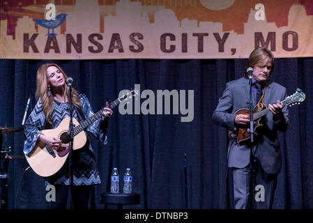 Kansas City, Missouri, Stati Uniti d'America. Xx Febbraio 2014. Il ROYS eseguire al 2014 Folk Alliance Conferenza. Il raduno annuale è uno dei cinque più grandi conferenze di musica in Nord America, portando insieme circa 2.000 iscritti provenienti da tutto il mondo, compresi i musicisti, registrare i dirigenti dell'azienda, gli editori di musica, agenti e manager dal mondo della musica popolare e le radici della musica. Credito: Brian Cahn/ZUMAPRESS.com/Alamy Live News Foto Stock