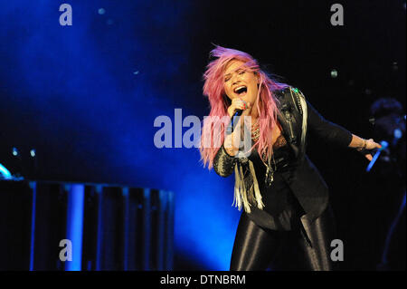 Texas, Stati Uniti d'America. 19 feb 2014. Il cantante Demi Lovato sul suo luci al neon TOUR esegue in concerto al Toyota Center . Credito: ZUMA Press, Inc./Alamy Live News Foto Stock