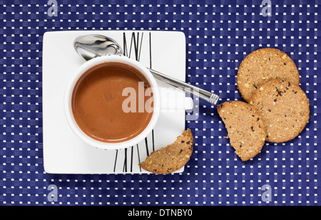 Tazza di cioccolata calda con biscotti Foto Stock