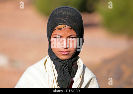 Giovane donna nomade nel deserto Foto Stock