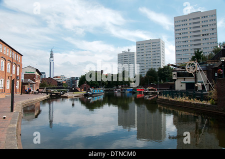 Lato del canale di Birmingham West Midlands England Regno Unito Foto Stock