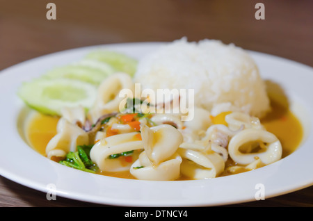 Mescolare calamari fritti e verdure servita con riso al vapore , il cibo piccante Foto Stock