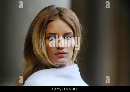 Karlovy Vary, Repubblica Ceca. Il 21 febbraio, 2014. Repubblica ceca top model Linda Vojtova è visto durante una ripresa commerciale per mattoni acqua minerale a Karlovy Vary Repubblica Ceca, 21 febbraio 2014. Credito: Pavel Nemecek/CTK foto/Alamy Live News Foto Stock