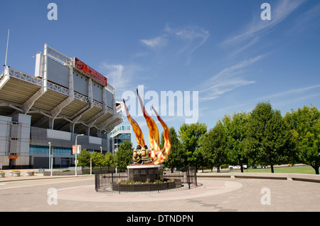 Ohio, Cleveland. Cleveland Browns Stadium e caduti Fire Fighters Memorial. Foto Stock