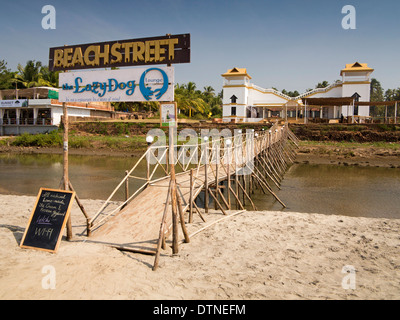 India, Goa, Mandrem, ponte alla spiaggia, Street, Lazy Dog Lounge nuovo ristorante costruito Foto Stock