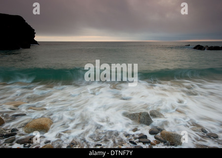 Le onde a Dollar Cove in Cornovaglia Foto Stock