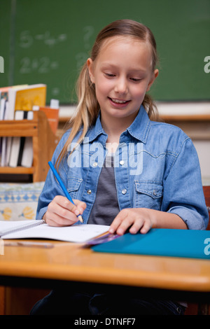Ritratto di un felice schoolgirl iscritto Foto Stock