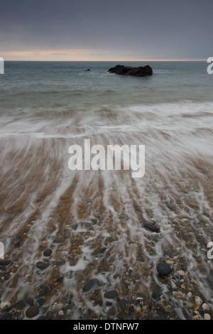 Le onde a Dollar Cove in Cornovaglia Foto Stock