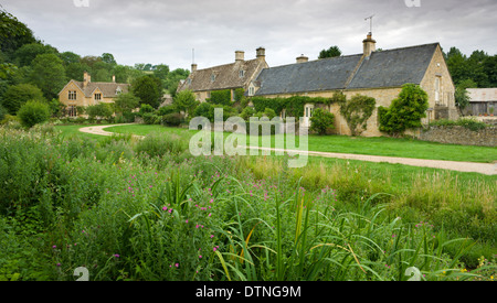 La vecchia casa colonica nel pittoresco Cotswolds villaggio di Upper Slaughter, Gloucestershire, Inghilterra. In estate (Luglio) 2010. Foto Stock