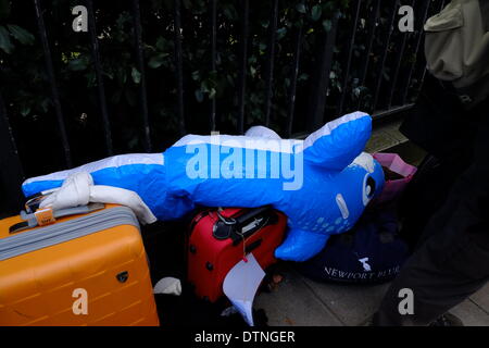 Londra, Regno Unito. Il 21 febbraio 2014. Un ferito delfino gonfiabile Credito: Rachel Megawhat/Alamy Live News Foto Stock