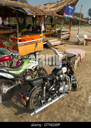 India, Goa, Morjim, Royal Enfield 350 Bullet motociclo parcheggiato a capanna sulla spiaggia Foto Stock