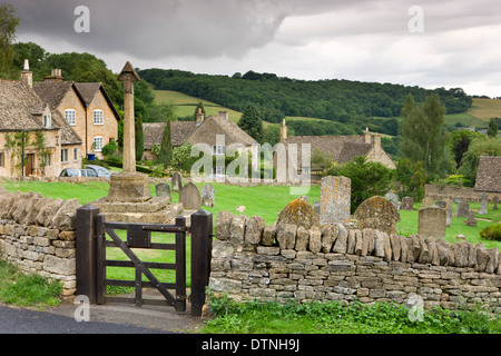 Cimitero e cottage nel grazioso villaggio di Cotswolds di Snowshill, Worcestershire, Inghilterra. In estate (Luglio) 2010. Foto Stock