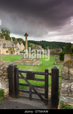 St Barnabus chiesa cimitero e cottage nel grazioso villaggio di Cotswolds di Snowshill, Worcestershire, Inghilterra. Foto Stock