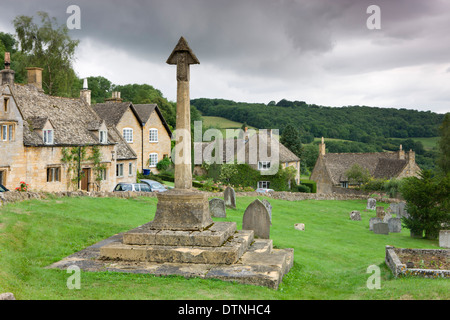 St Barnabus chiesa cimitero e cottage nel grazioso villaggio di Cotswolds di Snowshill, Worcestershire, Inghilterra. Foto Stock