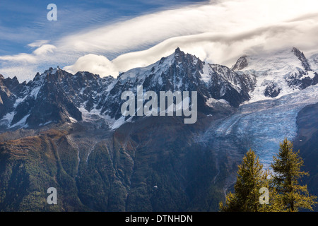 Le Aiguilles de Chamonix compreso l'Aiguille du Midi e il Glacier des Bossons in autunno, con spettacolari formazioni di nubi. Foto Stock