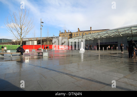 La stazione di Kings Cross ingresso come visto dalla stazione ferroviaria internazionale di St Pancras Station Foto Stock