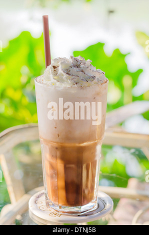 Caffè ghiacciato con panna montata e cospargere di cacao Foto Stock