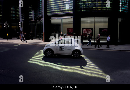 Una città di Londra applicazione TVCC unità auto attraverso verdi riflessi di luce da un edificio adibito a ufficio. Foto Stock