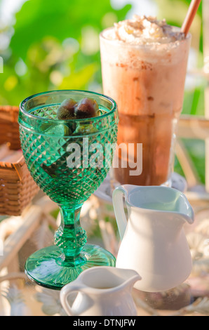 Caffè ghiacciato con panna montata e cospargere di cacao Foto Stock