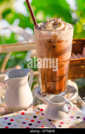 Caffè ghiacciato con panna montata e cospargere di cacao Foto Stock