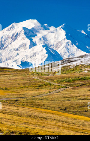 Nord e Sud picchi di Denali (ex Mt. McKinley) telaio sopra rientrano la tundra e Park Road in Thorofare Pass, Parco Nazionale e Riserva di Denali AK Foto Stock