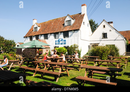 English pub di campagna, il White Hart in Littleton-su-Severn, con il suo grazioso giardino della birra e panchine per picnic in estate Foto Stock