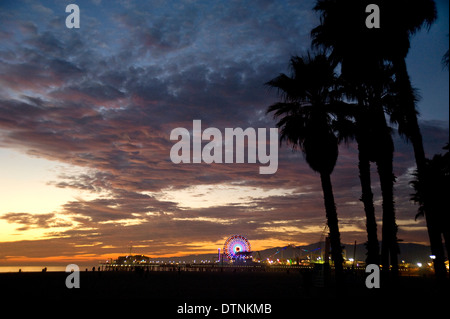 Il molo di Santa Monica e il parco di divertimenti al tramonto Foto Stock