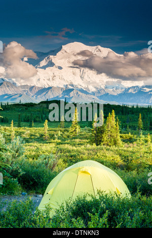 Tenda in foreground, background luce della sera sul Denali (ex Mt. McKinley) dal Lago di meraviglia campeggio, parco nazionale e Riserva di Denali, Alaska. Foto Stock