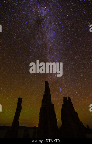 La Via Lattea su torri di tufo a lago Mono, Mono Basin National Scenic Area, California, Stati Uniti d'America Foto Stock