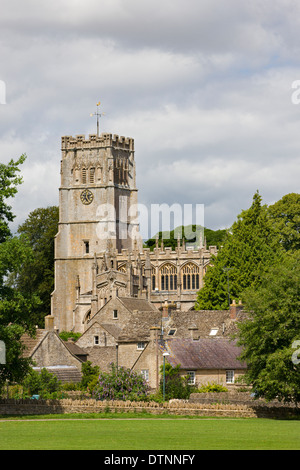 Chiesa di San Pietro e di San Paolo in Cotswolds città mercato di Northleach, Gloucestershire, Inghilterra. In estate (Luglio) 2010. Foto Stock