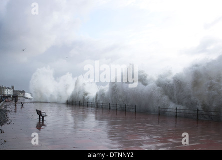 Onde gigantesche sulla passeggiata di Penzance Foto Stock