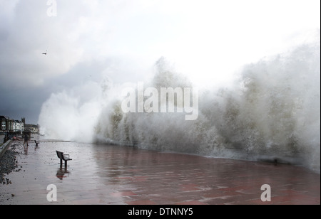 Onde gigantesche sulla passeggiata di Penzance Foto Stock