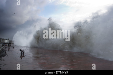 Onde gigantesche sulla passeggiata di Penzance Foto Stock