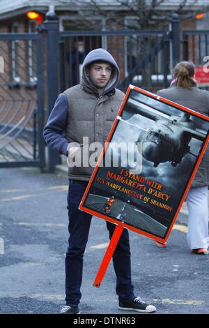 Dublino, Irlanda. Il 21 febbraio 2014. Un manifestante tiene un cartello che recita "sostengo con Margaretta D'Arcy - U.S. aeroplani militari al di fuori del Shannon' con la foto di un'U.S. Airforce piano. Gli attivisti hanno protestato fuori Dublino carcere Mountjoy contro l'incarcerazione di pace-attivista Margaretta D'Arcy. Il 79 anni sofferente di cancro è stato imprigionato per 3 mesi per la trasgressione sull'aeroporto di Shannon durante una manifestazione di protesta nel 2012 contro l'uso dell'aeroporto come scalo per noi i voli militari. Credito: Michael Debets/Alamy Live News Foto Stock