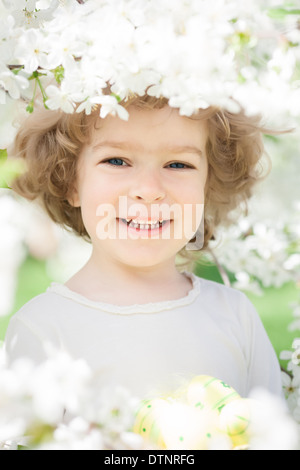 Bambino tenendo le uova di Pasqua Foto Stock