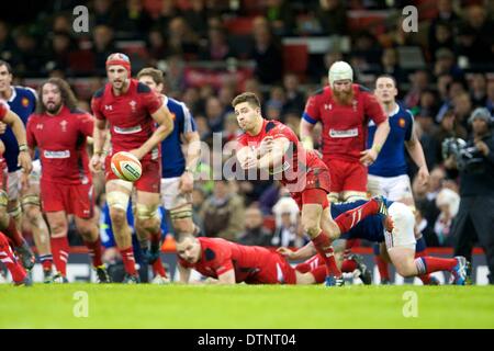 Cardiff, Galles. Il 21 febbraio, 2014. Il Galles scrum-metà Rhys Webb (falchi pescatori) riproduce la palla lungo la sua linea durante Sei Nazioni di gioco tra il Galles e la Francia dal Millennium Stadium. Credito: Azione Sport Plus/Alamy Live News Foto Stock