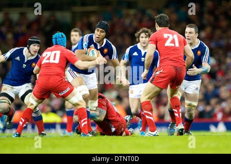 Cardiff, Galles. Il 21 febbraio, 2014. In Galles il flanker Justin Tipuric (falchi pescatori) affronta il francese in avanti durante il Sei Nazioni di gioco tra il Galles e la Francia dal Millennium Stadium. Credito: Azione Sport Plus/Alamy Live News Foto Stock