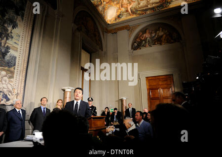 Roma, Italia. Il 21 febbraio, 2014. Di recente nominato Primo Ministro italiano Matteo Renzi (anteriore) parla durante una conferenza stampa dopo aver parlato con il Presidente della Repubblica Italiana Giorgio Napolitano nel Palazzo del Quirinale a Roma, Italia, nel febbraio 21, 2014. Dopo tre giorni di consultazioni e di riflessione, Italia del centro-sinistra leader Matteo Renzi venerdì ha accettato formalmente la posizione del primo ministro e ha presentato il suo gabinetto elenco per il Presidente Giorgio Napolitano. Credito: Xu Nizhi/Xinhua/Alamy Live News Foto Stock