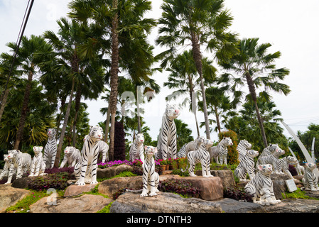 Tiger sculture in un parco di Nong Nooch giardino tropicale in Tailandia Foto Stock