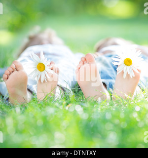 Famiglia sdraiati sull'erba Foto Stock