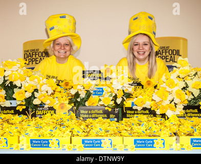 Fiona Leitch e Claire Stuart-Paulin, raccolte di fondi comunitari, lanciando le borse Marie Curie di ospitalità per la cura del cancro 2014 Daffodil appello Foto Stock