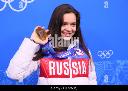Sochi, Russia. Il 21 febbraio, 2014. Adelina Sotnikova (RUS) Pattinaggio di Figura : donne vittoria della cerimonia per la consegna di medaglie olimpiche Plaza durante la Sochi 2014 Giochi Olimpici Invernali a Sochi, Russia . © YUTAKA AFLO/sport/Alamy Live News Foto Stock