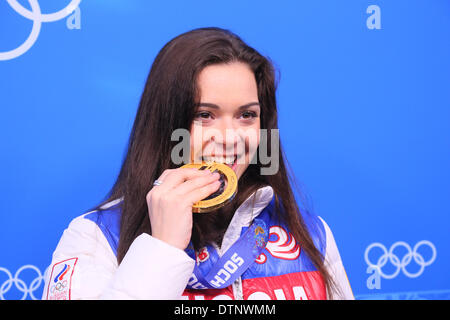Sochi, Russia. Il 21 febbraio, 2014. Adelina Sotnikova (RUS) Pattinaggio di Figura : donne vittoria della cerimonia per la consegna di medaglie olimpiche Plaza durante la Sochi 2014 Giochi Olimpici Invernali a Sochi, Russia . © YUTAKA AFLO/sport/Alamy Live News Foto Stock