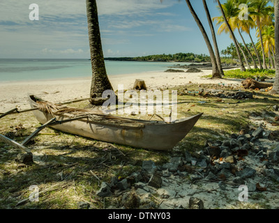 Barca da pesca in una spiaggia deserta sull'isola a Comore in Africa Foto Stock