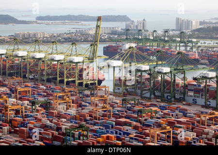 Singapore Keppel Harbour contenitori di cantiere con gru Foto Stock