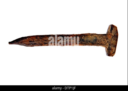 Molto vecchie e arrugginite railroad spike isolati su sfondo bianco Foto Stock