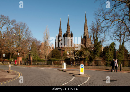 Lichfield Cathedral da Swan Road, Staffordshire, Regno Unito Foto Stock